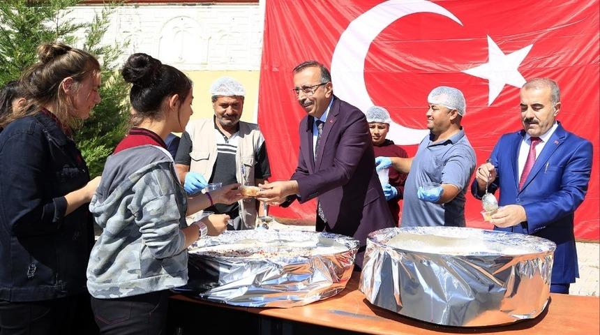 Se&ccedil;en, Nevşehir Lisesi geleneksel 5.aşure g&uuml;n&uuml; etkinliğine katıldı