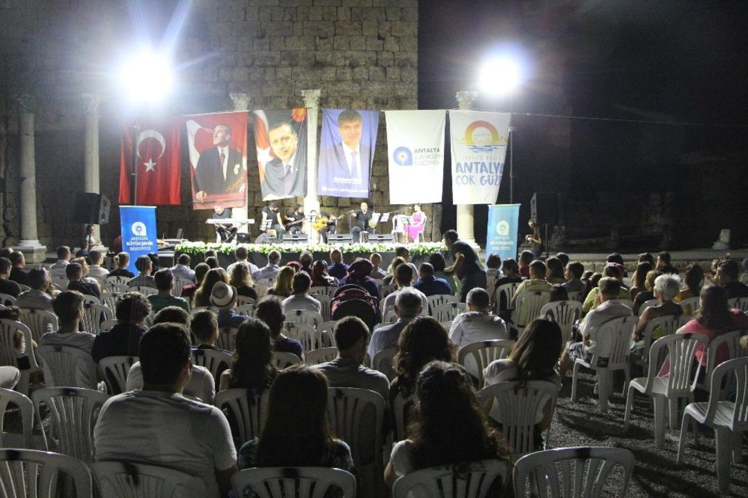 Tarihi surların arasından Yeşil&ccedil;am M&uuml;zikleri yankılandı