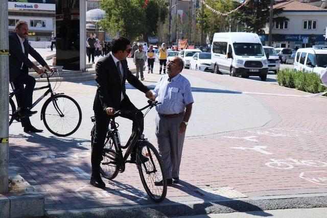 Belediye Başkanı Bahçeci, bisikleti ile ilgi odağı