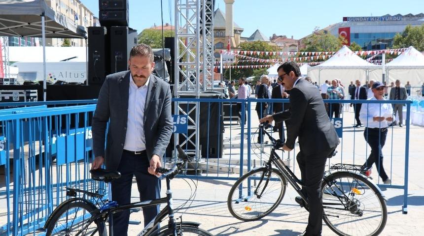 Belediye Başkanı Bah&ccedil;eci, bisikleti ile ilgi odağı