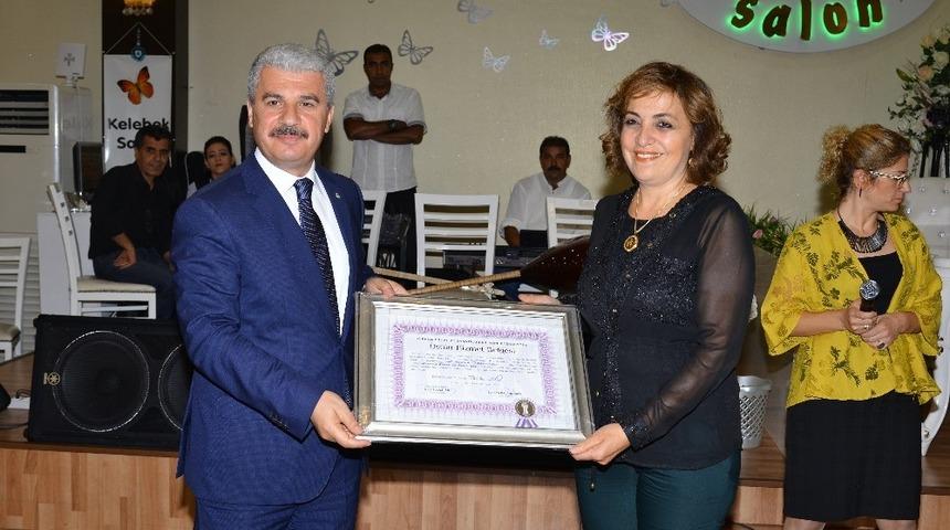 Esnaf gecesinde emektar esnafa teşekk&uuml;r belgesi verildi