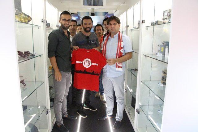 Büyük Antalyaspor Derneğinde Uçak Lisesi’ne koli koli kitap