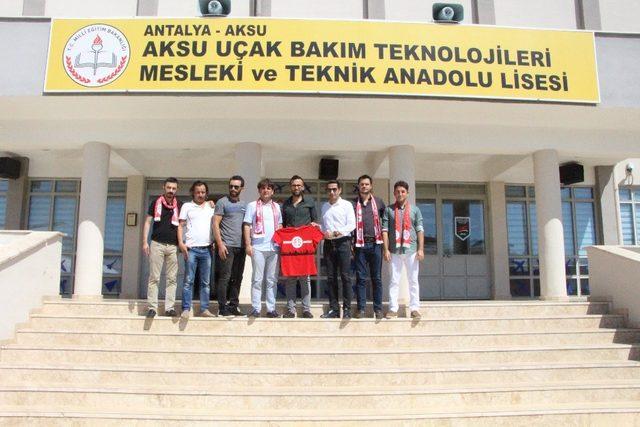 Büyük Antalyaspor Derneğinde Uçak Lisesi’ne koli koli kitap