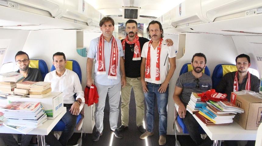 B&uuml;y&uuml;k Antalyaspor Derneğinde U&ccedil;ak Lisesi&rsquo;ne koli koli kitap