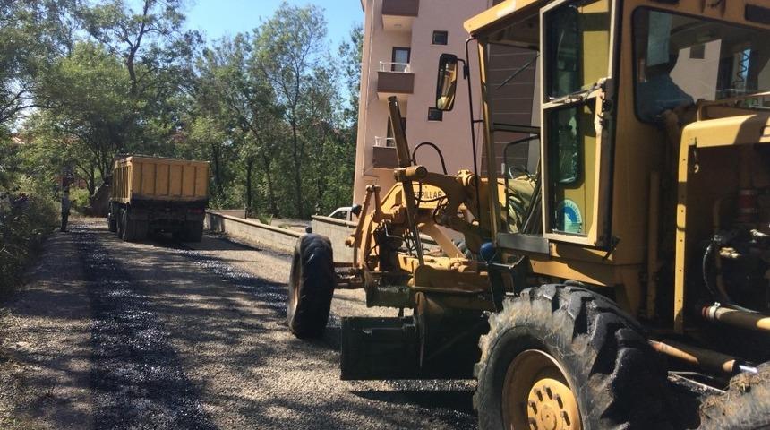 Kadıoğlu&rsquo;nda asfalt &ccedil;alışması devam ediyor