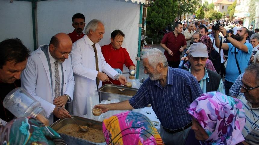 K&uuml;tahya Belediyesi halka aşure dağıttı