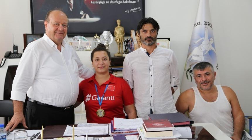 Avrupa Şampiyonu Ercan&rsquo;dan Başkan &Ouml;zakcan&rsquo;a ziyaret