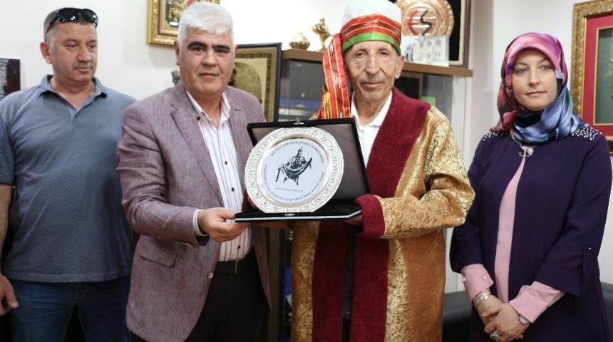 &lsquo;Yılın ahisi&rsquo; se&ccedil;ilen yarım asırlık esnafa kaftanlı plaket t&ouml;reni