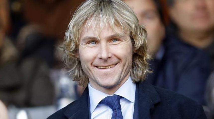 Pavel Nedved hakem odasını bastı