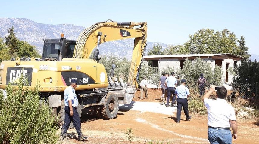 D&ouml;şemealtı&rsquo;nda mera arazisindeki yapılar yıkıldı