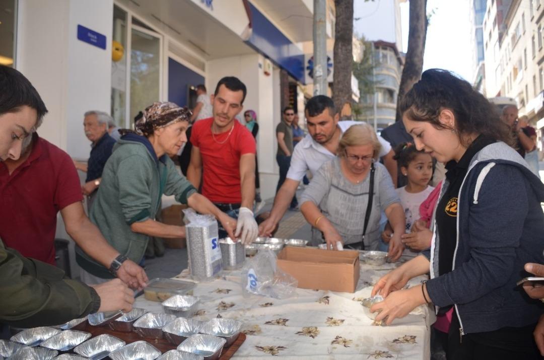 &Ccedil;arşı esnafı geleneksel aşure dağıtımı ger&ccedil;ekleştirdi