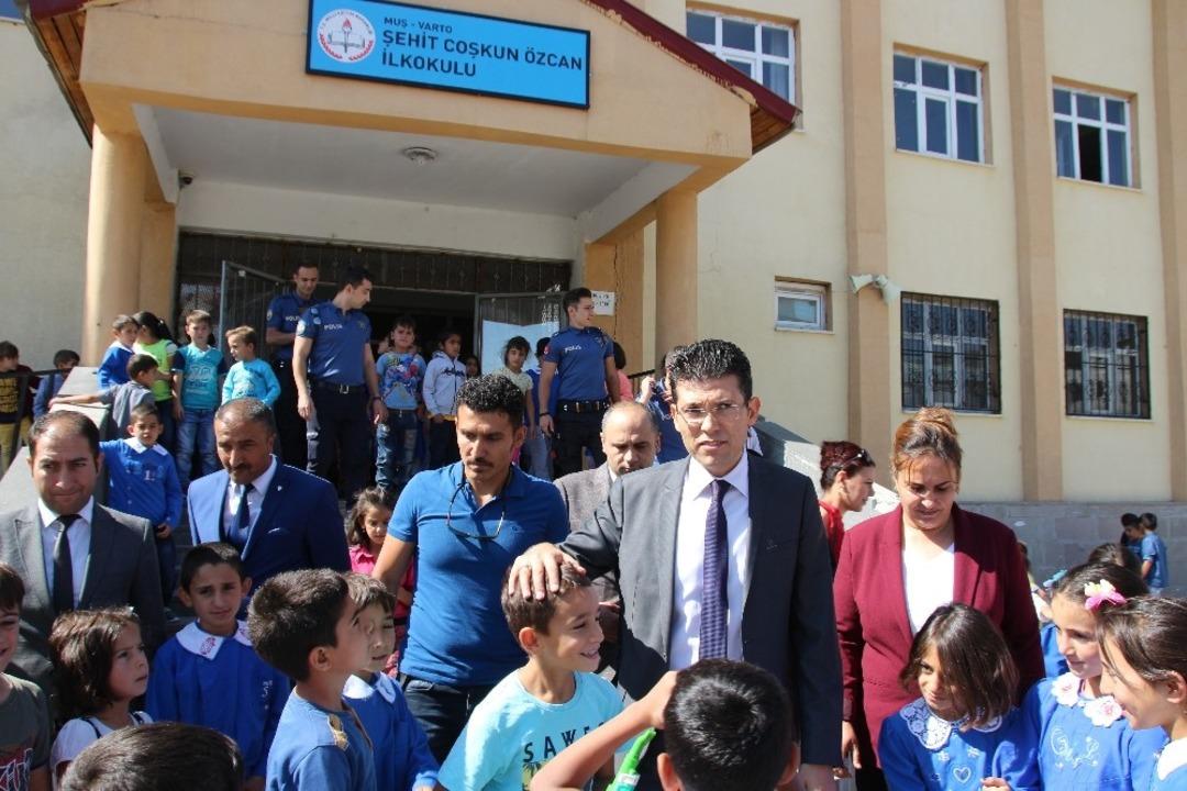 Varto Kaymakamı Erkan Ka&ccedil;maz&rsquo;dan okul ziyareti