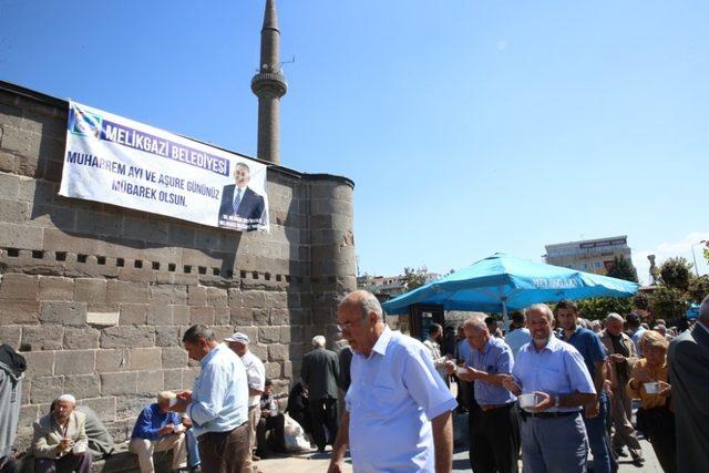 Melikgazi Belediyesi’nden 6 bin kişilik aşure ikramı