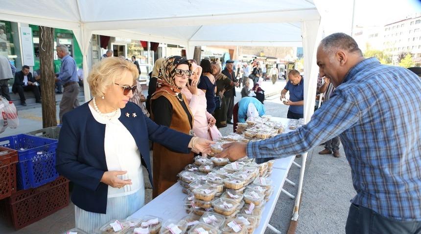 Bolu&rsquo;da, 10 bin kişilik aşure dağıtıldı