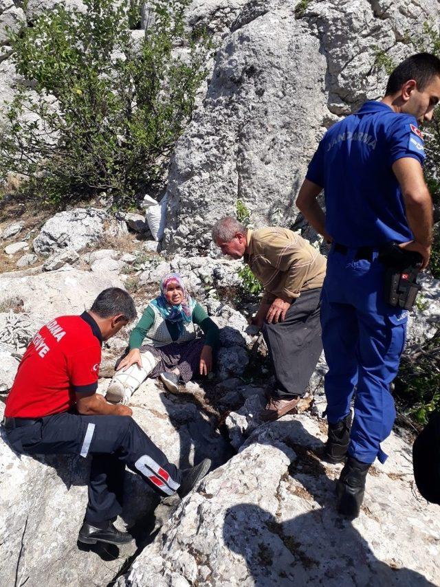 Kayalıklarda mahsur kalan vatandaşı itfaiye kurtardı