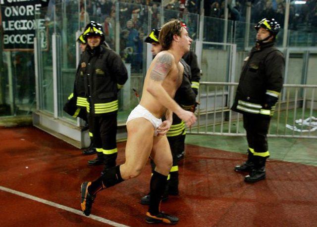 0_RIOT-POLICEA-LOOK-ON-AS-S-ROMAS-CASSANO-LEAVES-THE-PITCH-FOLLOWING-HIS-TEAMS-SERIE-A-MATCH-AGAINST