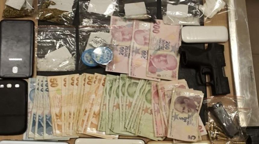 Polisten uyarıcı ve uyuşturucu hap operasyonu