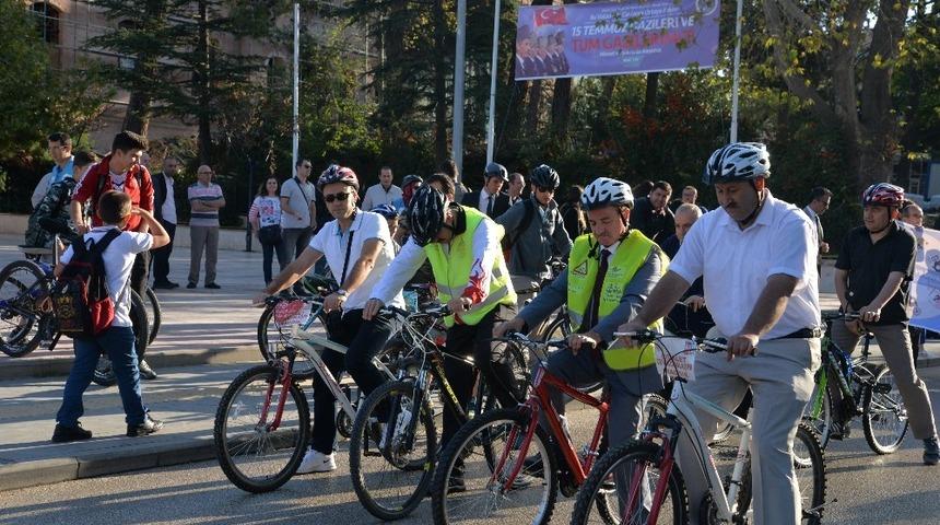 M&uuml;d&uuml;rler bu sefer işe makam ara&ccedil;ları ile değil bisikletle gittiler