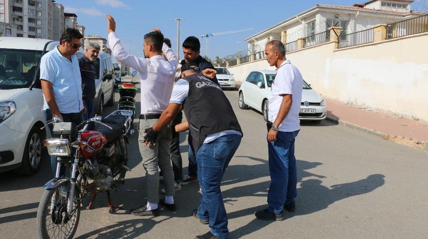 Polis okul &ccedil;evresinde kuş u&ccedil;urtmuyor