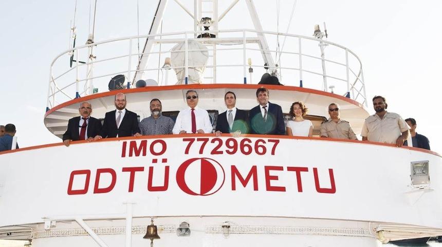 Vali Su, "Bilim 2" gemisini inceledi