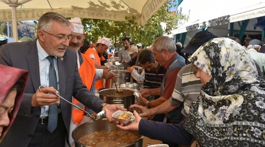Başkan Bozkurt pazar yerinde il&ccedil;e sakinlerine aşure dağıttı