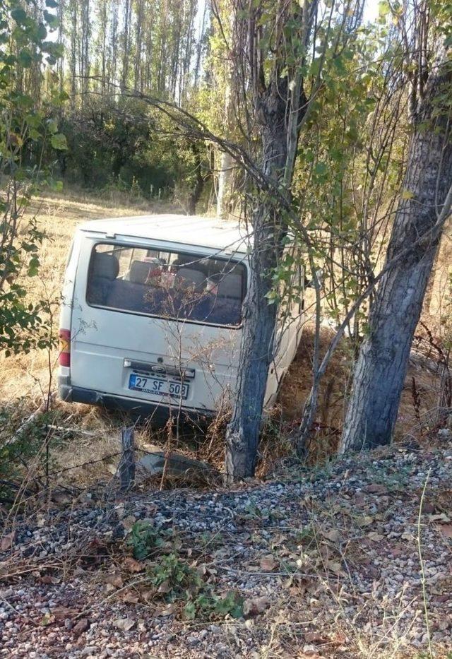 Minib&uuml;s ağaca &ccedil;arptı: 3 yaralı 1