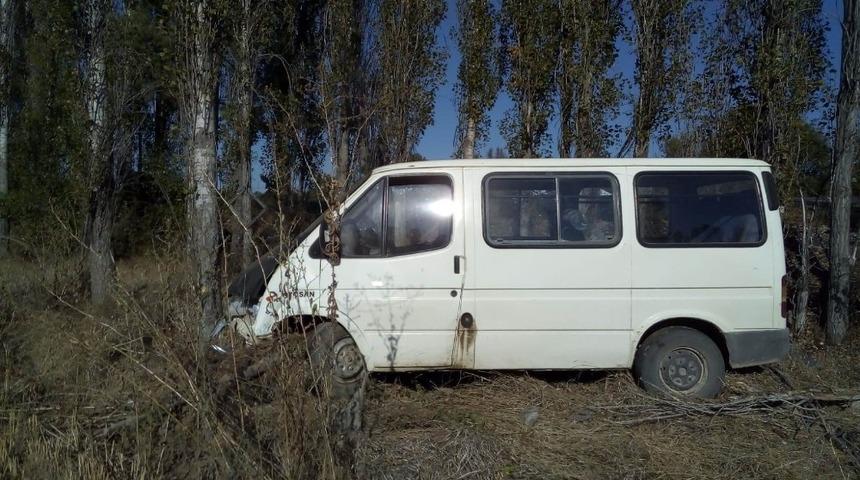 Minib&uuml;s ağaca &ccedil;arptı: 3 yaralı