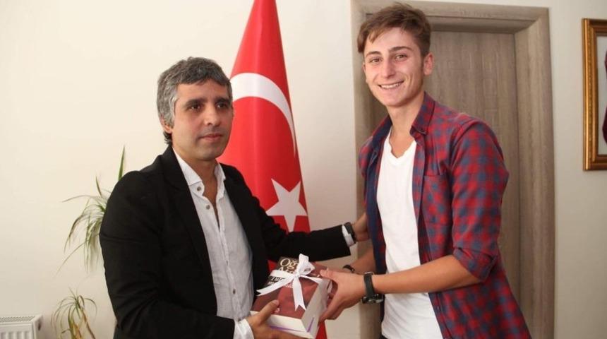 Kaymakam Turan’dan öğrencilere kitap hediyesi