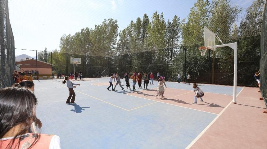 İpekyolu&rsquo;nda 2018-2019 eğitim &ouml;ğretim yılı kırsal mahallelerde hediyelerle başladı