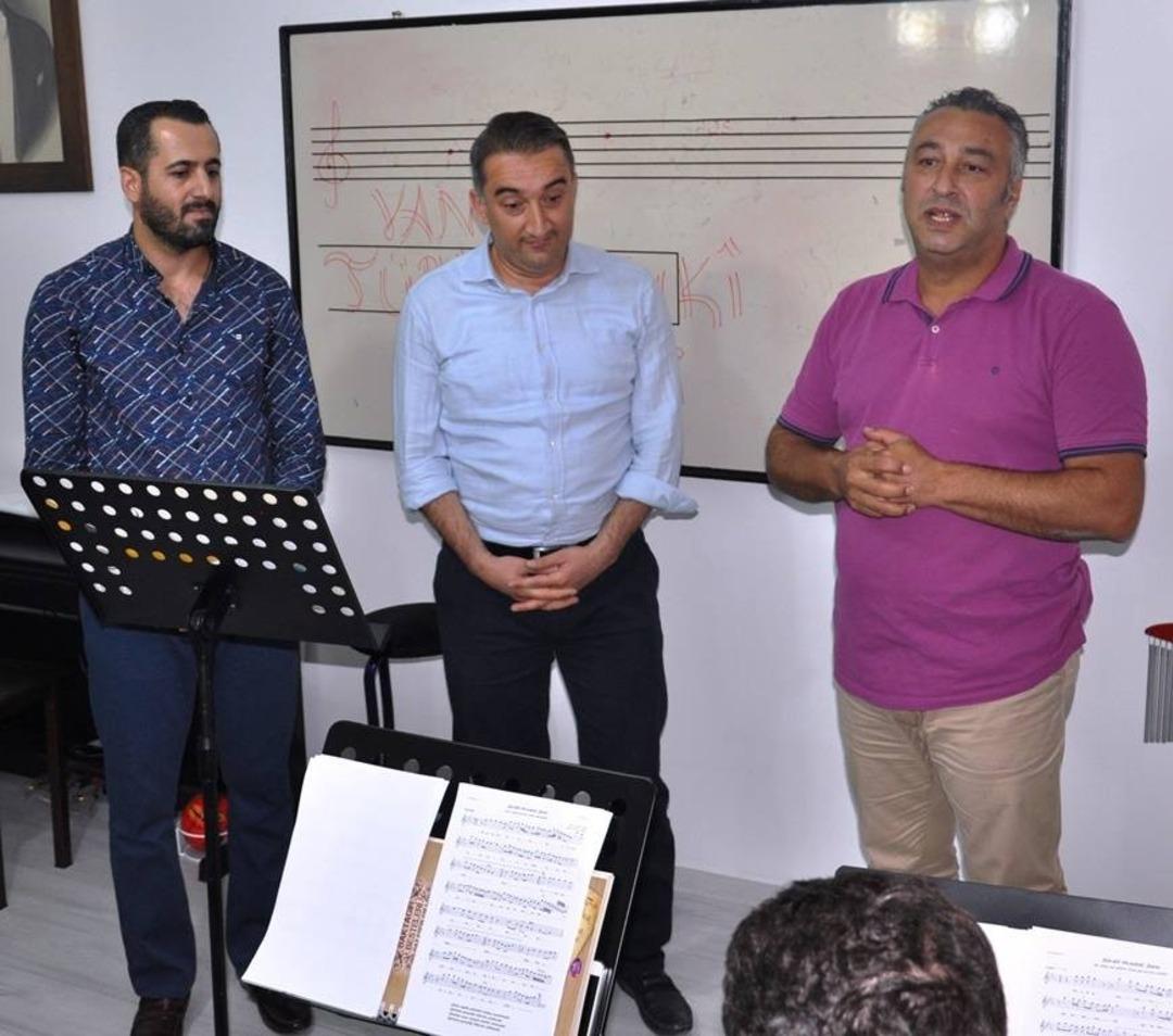 Van T&uuml;rk Musıki Derneğinden Vali Yardımcısı Parlak&rsquo; a plaket