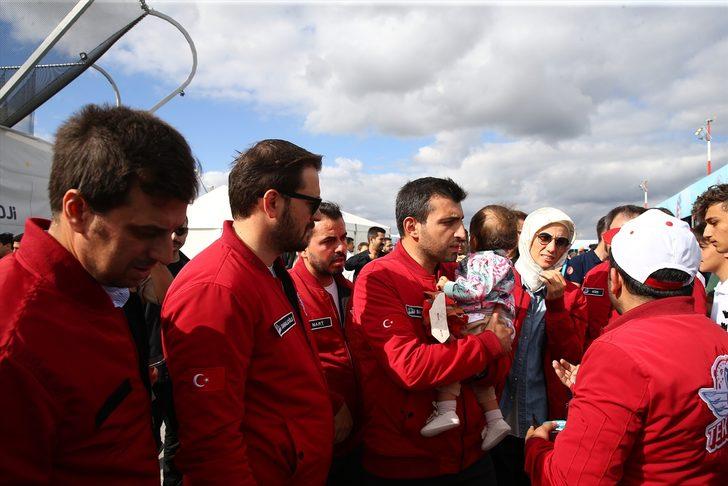 Cumhurbaşkanı Erdoğan'ın kızı Sümeyye Erdoğan Bayraktar, TEKNOFEST etkinliğinde Phantom 4 savaş uçağına bindi! G1