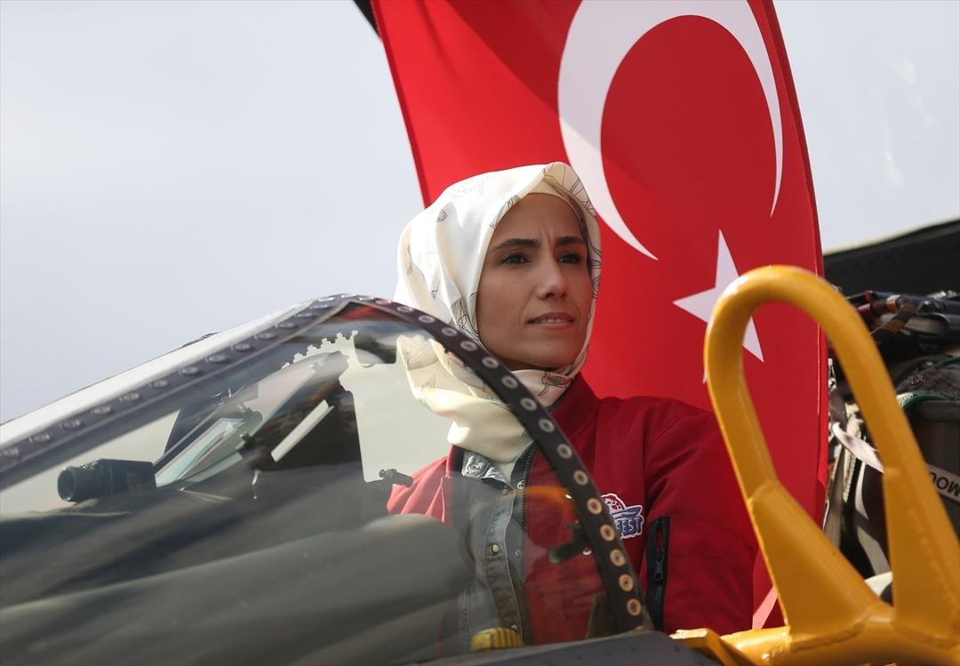 Cumhurbaşkanı Erdoğan'ın kızı S&uuml;meyye Erdoğan Bayraktar, TEKNOFEST etkinliğinde Phantom 4 savaş u&ccedil;ağına bindi!