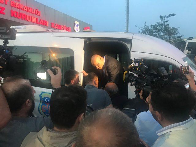 Enis Berberoğlu cezaevinden çıktı(1)