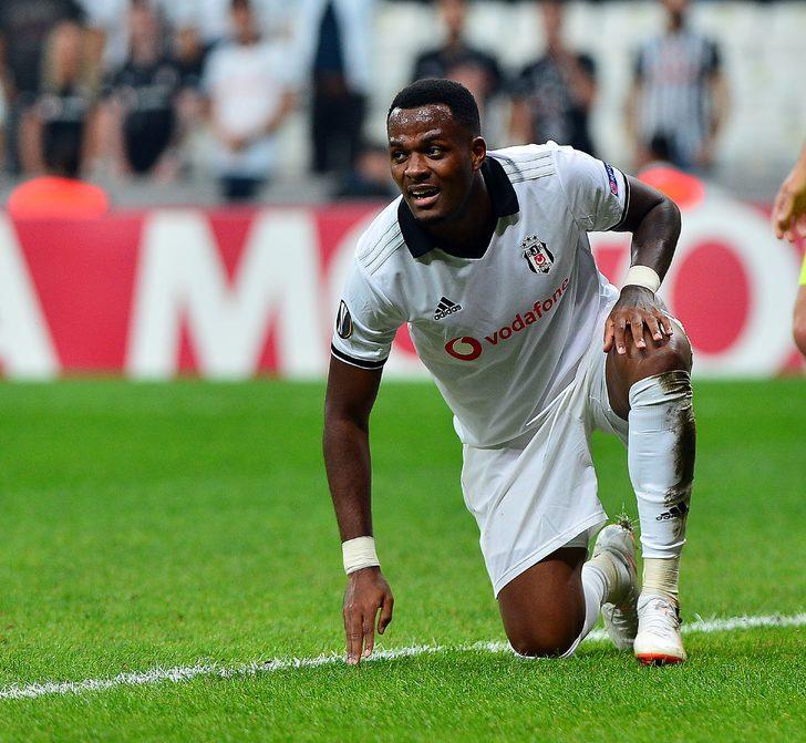 Vodafone Park'ın zemini taraftarların tepkisini çekti! G2