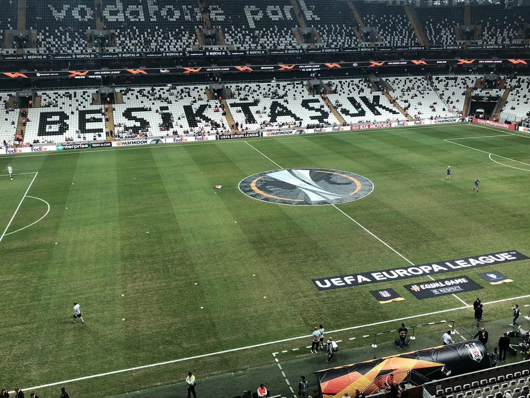 Vodafone Park'ın zemini taraftarların tepkisini &ccedil;ekti!