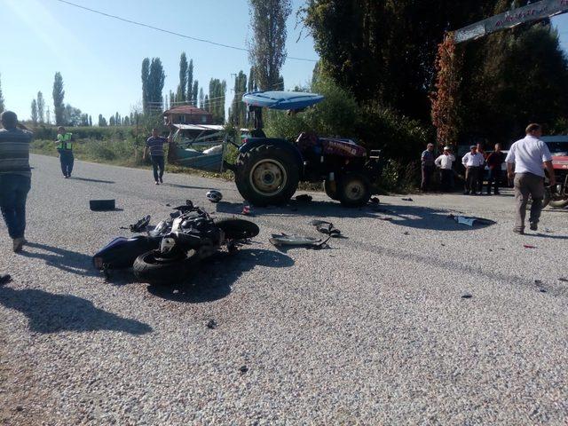 Traktörle motosiklet çarpıştı: 1 ölü, 3 yaralı