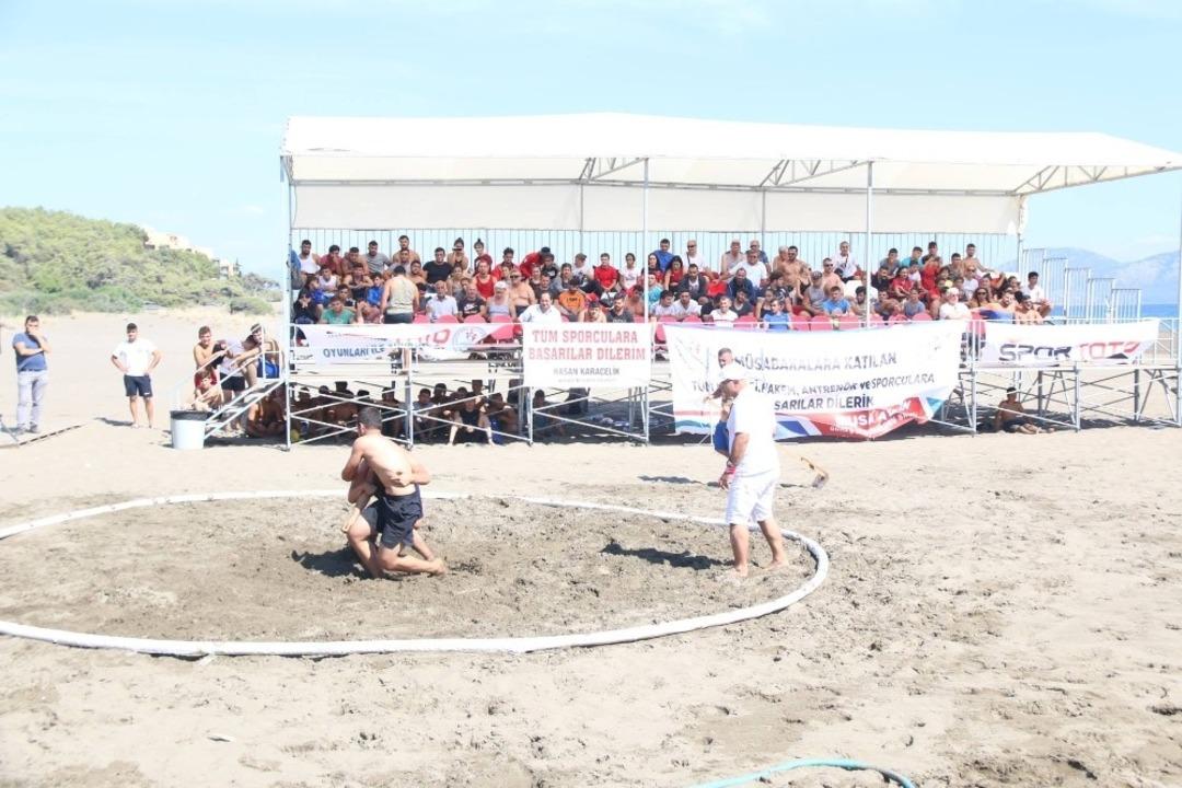 G&uuml;reş&ccedil;iler plajda kıyasıya m&uuml;cadele etti