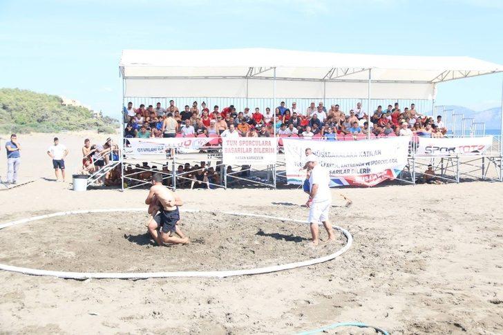 Güreşçiler plajda kıyasıya mücadele etti G1