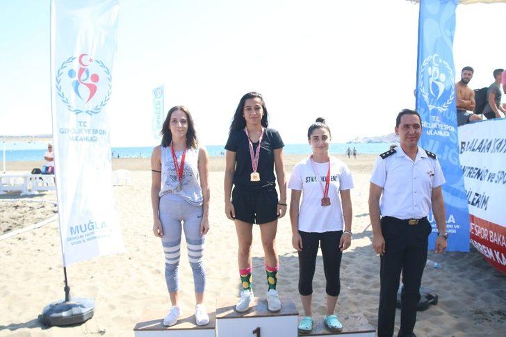 Güreşçiler plajda kıyasıya mücadele etti G2