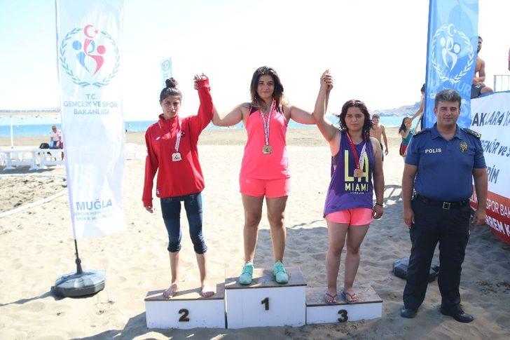 Güreşçiler plajda kıyasıya mücadele etti G3