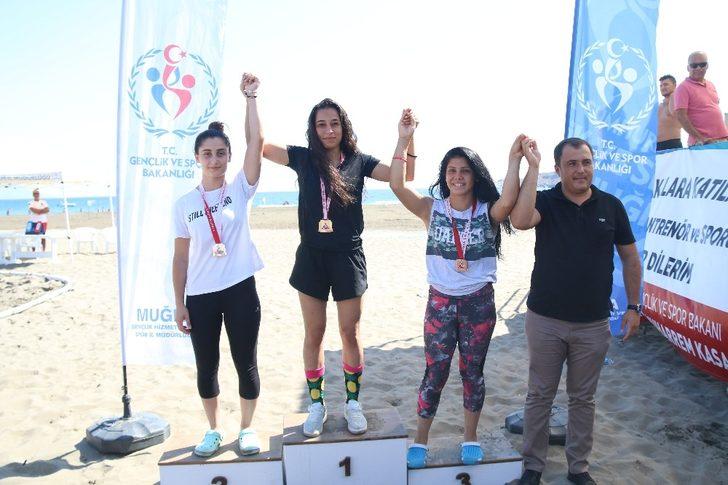 Güreşçiler plajda kıyasıya mücadele etti G5