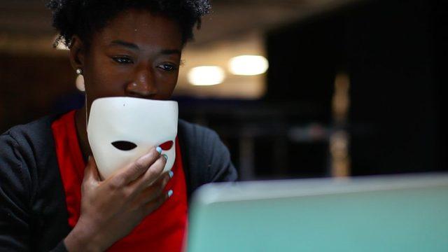 Joy Buolamwini yüzünü tanıyamayan bilgisayarının beyaz bir maske taktığında yüzünü tanıdığını ortaya çıkarmıştı