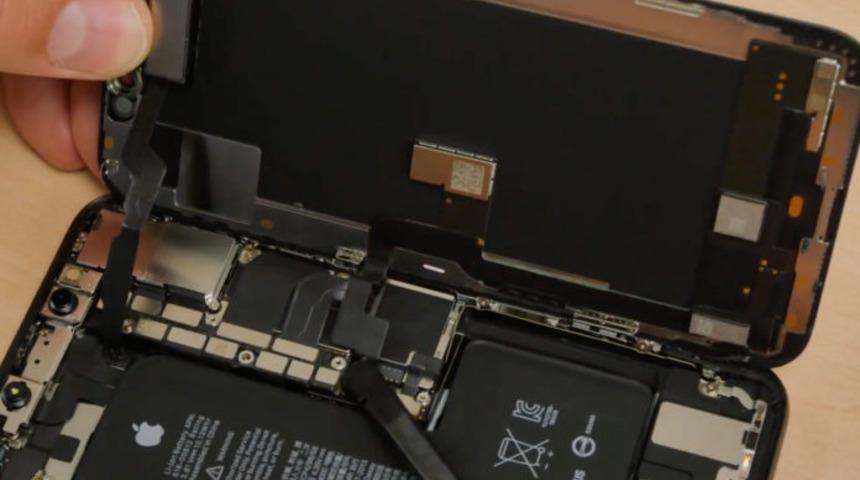 iPhone Xs parçalarına ayrıldı