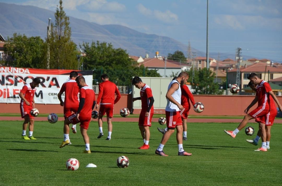 Rekt&ouml;r Akın&rsquo;dan Anagold 24 Erzincanspor&rsquo;a destek