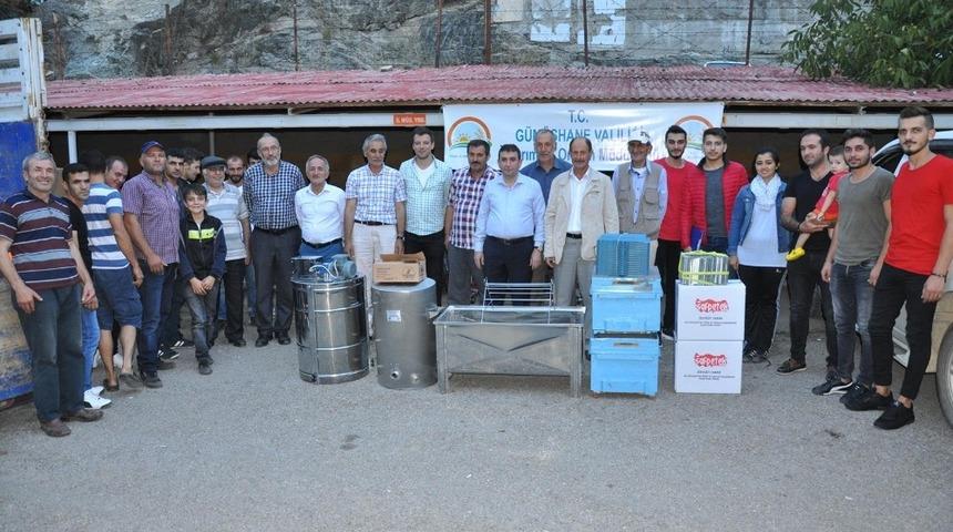 G&uuml;m&uuml;şhane&rsquo;de gen&ccedil; &ccedil;ift&ccedil;ilere arı ve arıcılık malzemesi dağıtıldı