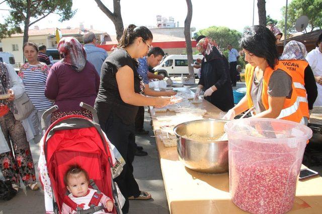 Kuyucak’ta aşure günü bereketi