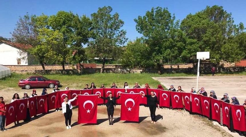 El işlemesi T&uuml;rk Bayrağı &uuml;retiyorlar