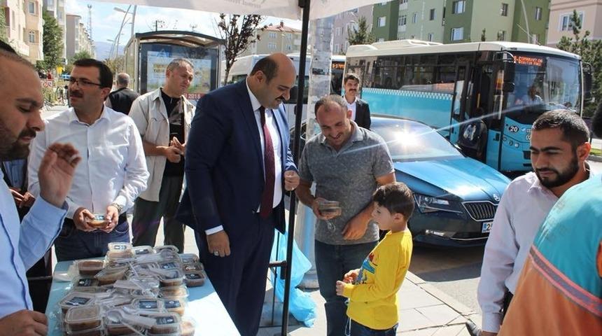 Aziziye&rsquo;de 5 bin kişiye aşure dağıtıldı