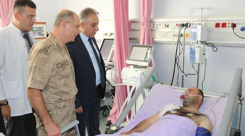 Vali Toprak, yaralı askeri ziyaret etti