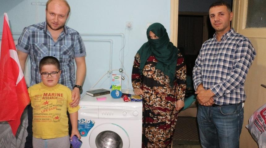 Yokluk i&ccedil;indeki T&uuml;rkmen annenin evine 15 bin liralık eşya bağışladılar